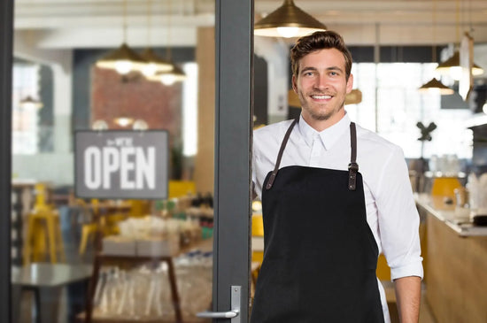 K0015GB | Canvas/ Genuine full-grain leather, ruffled Work Apron. Rope/Brownhead color. Nickel Antique Accessories. Dimensions: 70 x 90 x 0.5 cm. Packaging: Polybag-1