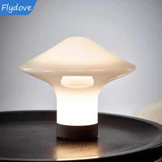 Lampada da tavolo in vetro a LED di design moderno nordico Lampada da tavolo d'arte postmoderna per la decorazione dell'illuminazione da comodino della camera da letto del ristorante HASHTAG