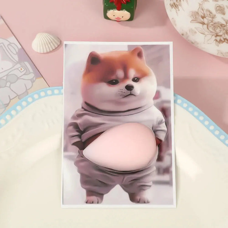 Adesivo 3D per pancia di cane Shiba Inu - Cucciolo carino con vestito arancione e sfondo rosa tenue, autoadesivo in silicone - My Hashtag Shop