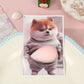 Adesivo 3D per pancia di cane Shiba Inu - Cucciolo carino con vestito arancione e sfondo rosa tenue, autoadesivo in silicone - My Hashtag Shop