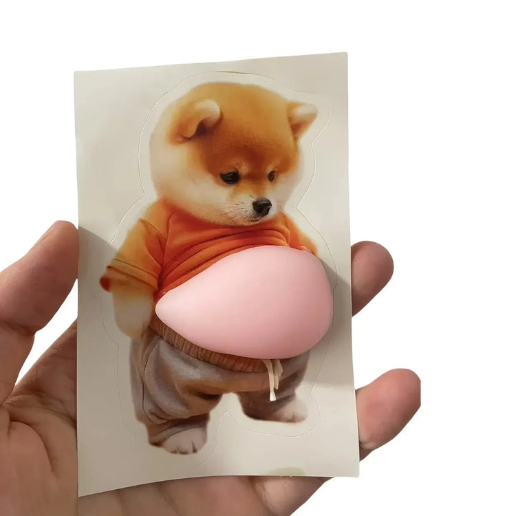 Adesivo 3D per pancia di cane Shiba Inu - Cucciolo carino con vestito arancione e sfondo rosa tenue, autoadesivo in silicone - My Hashtag Shop
