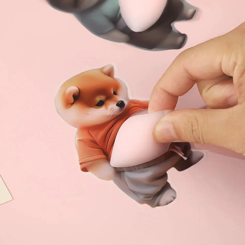 Adesivo 3D per pancia di cane Shiba Inu - Cucciolo carino con vestito arancione e sfondo rosa tenue, autoadesivo in silicone - My Hashtag Shop