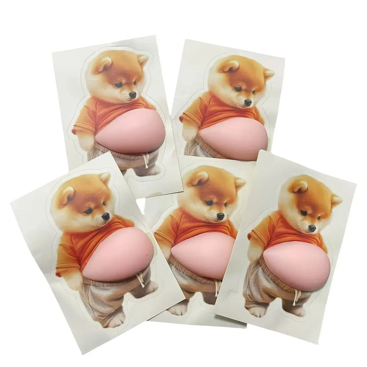 Adesivo 3D per pancia di cane Shiba Inu - Cucciolo carino con vestito arancione e sfondo rosa tenue, autoadesivo in silicone - My Hashtag Shop